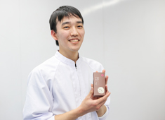 株式会社 鎌倉紅谷 クルミッ子製造部門 求人 クルミが嫌いという友達も、クルミッ子は好きみたいです！と語るのはインタビューをした21才男性製造スタッフ。