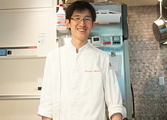 浅草 鉄板ビストロ LA MAISON DU 一升VIN／株式会社ケトル 求人 ランチなし。13：00出勤。比較的働きやすい勤務体系です。週休2日希望の方もぜひ、ご応募ください。