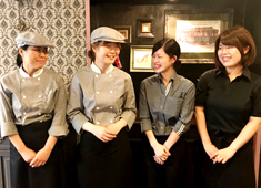 CAFE ANTIQUE ROSE（アンティーク・ローズ）／サクラ・フルール青山 求人 お店にはいつも笑顔があふれていて、働きやすい職場環境です。