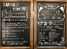 CAFE ANTIQUE ROSE（アンティーク・ローズ）／サクラ・フルール青山 求人 メニューは手書きです。一文字一文字お客様への心を込めて書く。これも大切な仕事のひとつです。