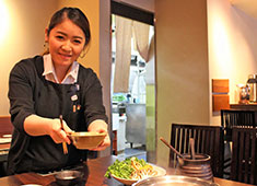 にんぎょう町 谷崎／塚越商事 株式会社  求人 しゃぶしゃぶは最初スタッフが作って提供します。お客様の「美味しい！」っていう表情が直に伝わるからすごく楽しいんです