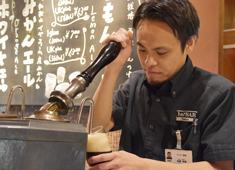 barBAR Tokyo（バーバー東京）／株式会社太極舎 求人 伝統的なスタイル、ハンドポンプで提供するオリジナルビール「暁ブルリュワリー ブラウンエール」