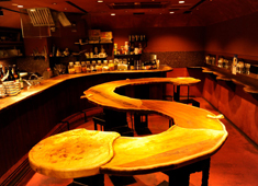 barBAR Tokyo（バーバー東京）／株式会社太極舎 求人 バーバー東京の店内
中央には特徴的なS字カーブのカウンター