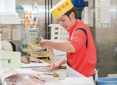 角上魚類ホールディングス 株式会社 求人 元気で明るい笑顔がある方大歓迎！気さくなスタッフが多く、活気ある職場なので、すぐに馴染んでもらえると思います！