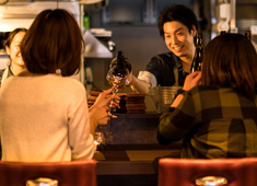 肉バル&魚バル カツオ 立川店 求人 日本酒をオシャレにというコンセプトから、女性客が多いのが特徴です