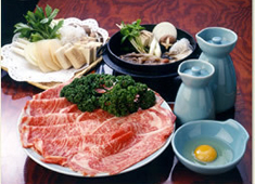 ホテルニューオータニ 岡半 求人 厳選した最高級霜降り牛肉を、熟達した焼き手がお席にてお客様のお好みに合わせて焼いています。