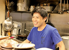 「日向食堂」「ゆくてぃ家」／株式会社日向 求人 ▲ゆるりとした空間はまさしく沖縄そのもの！現料理長の後任としてお店をお任せできる方を大歓迎します。