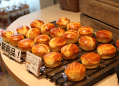 スワンベーカリー パトリア品川店／日本総合住生活株式会社 求人 いつも美味しい焼きたてパンが並んでいます。