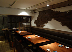 寿司居酒屋 あげまき・和食 イワカムツカリ／株式会社 イマジニア 求人 店内は蔵をイメージしたシックな雰囲気（寿司居酒屋 あげまき）