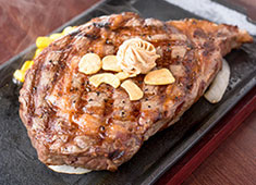 いきなり！ステーキ／株式会社 アルプス 求人 目でも楽しめるエンターテインメント性も、根強いファンがいる理由の1つになっています。