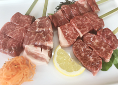 さつま福永牧場直営 牛串 ギュウドウ！ 求人 現在も着々とメニュー開発が進行中！牛串は1本300円～400円で提供する予定です。