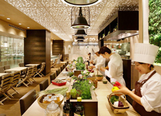 「HATAKE CAFE 日本橋店（仮称）」「HATAKE CAFE 新宿店」 求人 開放的な店内で地下に居るのに木漏れ日を感じさせる、温かみのある空間