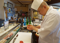 江戸前寿し 回転寿し　立ち食い寿し　「寿し常」／株式会社　豊田 求人 お客様においしい江戸前寿司を楽しんでいただける様、あなたの職人技を光らせてください。