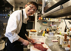 馬肉バル 跳ね馬／株式会社タケル 求人 初めて料理長ポジションを希望する方も大歓迎！一人一人の経験に合わせてしっかりと優遇しています。