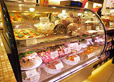 Pizzeria da Aoki ‘tappost’（ピッツェリア ダ アオキ タッポスト）／EnoGastronomia 'tappost' Ciaola（タッポスト チャオラ） 求人 エノガストロノミア タッポスト・チャオラでは手作りの惣菜やイタリア産サラミなどを扱っています！