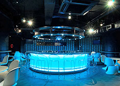  株式会社 U-MORE 求人 「グローバル」＋「遊び」がキーワードの「dining & bar KITSUNE」。