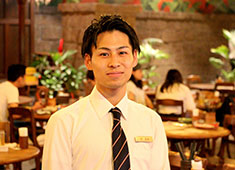 「MONSOON CAFE  舞浜イクスピアリ」「MONSOON CAFE ららぽーとTOKYO-BAY」／ 株式会社グローバルダイニング【東証二部上場】 求人 インタビューに応えてくれた椿さん。
「一生懸命だけど、バカ真面目過ぎるのが玉にキズなんです(笑)」マネージャー談