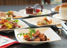 SunCity（サンシティ）／株式会社オリンピア 求人 日常のお食事だけでなく、フルコースのご予約を頂くこともしばしば。ご入居者のご要望に合わせた献立をお出しします。