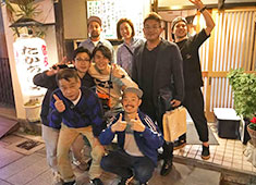 とり吉「市川店」「本八幡店」 求人 遊ぶときは全力で！今年の春はみんなでBBQをしました。毎年の海外旅行もスタッフの楽しみです。