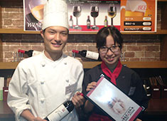 いきなり！ステーキ／株式会社 アルプス 求人 経験が浅い方も歓迎！毎年新卒が入社する為先輩が丁寧に教えられる環境を整えています。自分のペースで楽しく学んで下さい