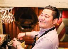 魚金グループ／「TAVERNA UOKIN」「ビストロUOKIN」「CASA UOKIN」「魚金本店」etc. 求人 若手～ベテランまで幅広い年齢層のスタッフが活躍しているのも、魚金の特徴のひとつです！