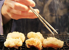 株式会社 あさくまサクセッション 求人 芝浦直送の朝挽きモツは、そのまま刺身でも食べられるほどの新鮮さ