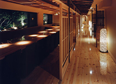 「鳥良」「鳥良商店」等 和食・居酒屋業態／SFPホールディングス株式会社（東証二部上場企業） 求人 当社の代表ブランドである「鳥良」。本格的なサービスを学びたい方に最適な職場環境です。