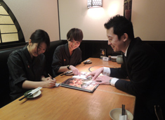「鳥良」「鳥良商店」等 和食・居酒屋業態／SFPホールディングス株式会社（東証二部上場企業） 求人 スタッフの話を聞いてあげることも重要ですが、話をしやすい環境を作ることも大事な仕事です。