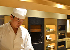 株式会社ピューターズ 求人 ▲お客様との距離が近いお店です。あなたの握る寿司やおもてなしで笑顔になるお客様を見れた時が最高の瞬間！