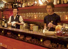 Restaurant＆Wine Bar 　Andeux（アンドゥー） 求人 スタッフ同士の連携でお客様の笑顔を増やしてください。