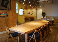L&L HAWAIIAN DINING CAFE 求人 サーフボード型のテーブル（特注品！）が中央に位置する店内はハワイの雰囲気そのもの！
