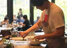 KNOCK CUCINA BUONA ITALIANA(ノック クッチーナ ボーナ イタリアーナ)／株式会社マザーレストランツ 求人 ▲20～40代のスタッフが活躍！キッチンは料理に、ホールはサービスにきちんと専念できるお店です。
