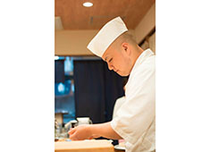 「らんまる」「鮨　りんだ」／株式会社ショートストップ 求人 ▲現在「らんまる」でカウンターを任されているスタッフは20代。社歴も半年未満です。