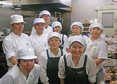 Food Store Aoki（フードストア あおき）※東京豊洲店／株式会社あおき 求人 年齢不問！幅広い年齢層のメンバーが活躍しています。