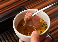 焼肉一頭両騨／株式会社ENFUSION 求人 塩から手作りしたこだわりの自家製タレはお客様からご好評をいただいております！