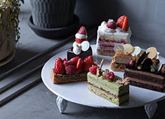 PÂTISSERIE ASAKO IWAYANAGI（パティスリィ アサコ イワヤナギ） 求人 独特でスタイリッシュな世界観は多くのお客様から支持されています。