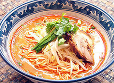 株式会社アールケイシー・ジャパン／ティーヌン（TINUN）　 求人 リピーター続出のトムヤムラーメンはティーヌンが元祖！絶妙な辛さと酸味が癖になる一品で、看板商品です。