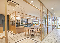 SOHOLM CAFE（スーホルムカフェ）／株式会社 アクタス 飲食事業部 求人 写真は大阪「SOHOLM CAFE＋DELI ABENO」。明るく開放的なお店づくりをしています。