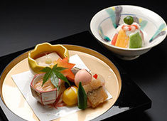 懐石　瓢庵（ひさごあん） 求人 四季折々の食材を用い、味は勿論の事目でも楽しめる料理を提供しています。
