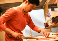 大衆酒場はんろく 求人 料理は真剣に。でもそんな中にも遊び心を忘れないのが、はんろくスタイル。