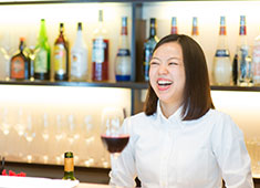 「T.G.HEARTH」「Bistro Wine Cafe Hearth」「Bistro Wine Cafe Le Coq Roti」(株式会社インテリジェントプランナー) 求人 スタッフ間のコミュニケーションも抜群だからこそ、長く働く社員が多数！女性スタッフも沢山活躍しています。