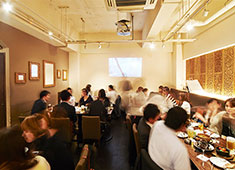 「T.G.HEARTH」「Bistro Wine Cafe Hearth」「Bistro Wine Cafe Le Coq Roti」(株式会社インテリジェントプランナー) 求人 人が集まる繁盛店の空気感。社員の生活を豊かにするため、お客様の満足度向上に努める会社です。