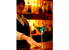 TJ KACHIDOKI／株式会社ハナマルワークス 求人 どこか懐かしい木の温かみがあるBARカウンター。お客様との会話から特別なドリンクの提案をすることもあります