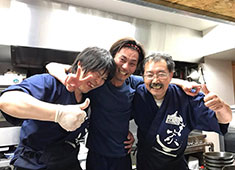 料理人のいる魚屋　かず家 求人 1日の営業人数は、
平日→5～6人、金土→7～8人と、余裕を持って営業しております。