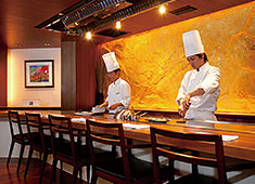 TRAVESSO GRILL（トラヴェソ グリル）／株式会社 水信ブルックス 求人 お客様の目の前で焼き上げる鉄板焼の醍醐味を、目と耳で楽しんでいただきましょう。
