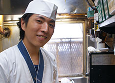 渋谷 鳥竹総本店／株式会社 鳥竹 求人 入社2年半 Ｍさん（28才）
専門学校卒業、都内の寿司店へ。友達から渋谷の「鳥竹」が美味しいと教えてもらい入社。