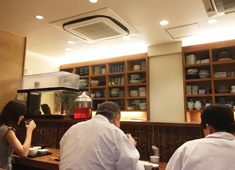 旬菜魚 藍 求人 厨房ホールが仲が良く、コーヒーを淹れあったり、アイスの差し入れがあったり、終了後にビールを飲んだり和気あいあい