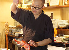 炉端焼　うだつ本店 求人 食材を豪快に調理するのは、炉端焼きの見せ場です！