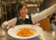 MAR-DE NAPOLI JAPAN INC.／マルデナポリジャパン株式会社 求人 イタリアンならではの、陽気で楽しい雰囲気のお店づくりを大切にしています。