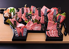 「和牛名匠 牛国屋」「焼肉 黄金の牛」／株式会社 ヒロジャパン フードサービス 求人 和牛の部位全種を牛型プレートに盛り付けた「和牛満漢全席」